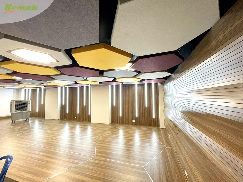 Remak® Acoustics Flexible Wood tiêu âm tầng bán hầm tại Đại học Ngoại thương Hà Nội