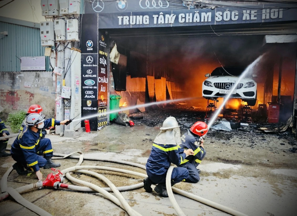 Chon bong khoang de bao ve Showroom o to khoi hoa hoan