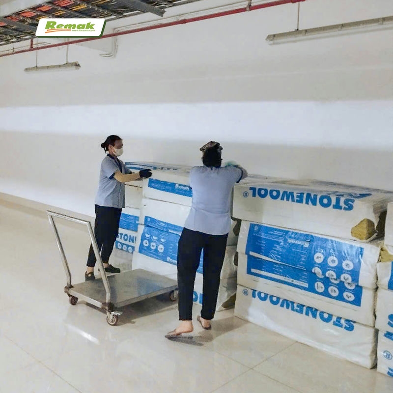 Bông sỉ Remak Stonewool được đóng thành kiện dễ sắp xếp vận chuyển và thi công