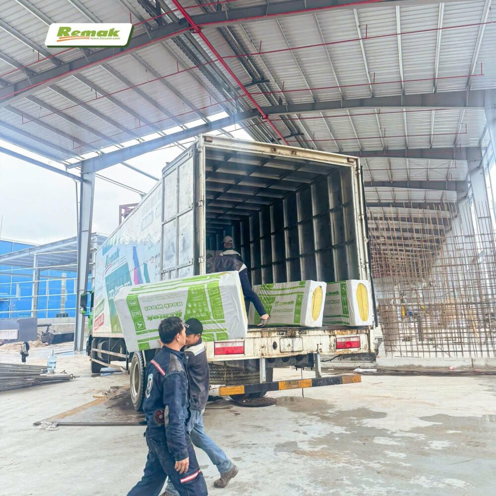 Bông khoáng có sinh khói độc khi đốt không? Tìm hiểu sự thật 6 Bông khoáng Remak được giao hàng tới tận công trình
